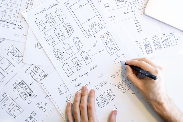 Wireframe de baixa fidelidade sendo desenhado a mão